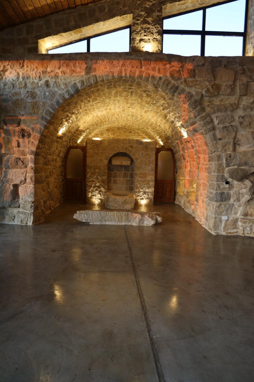 Vaulted alcove with a stone niche